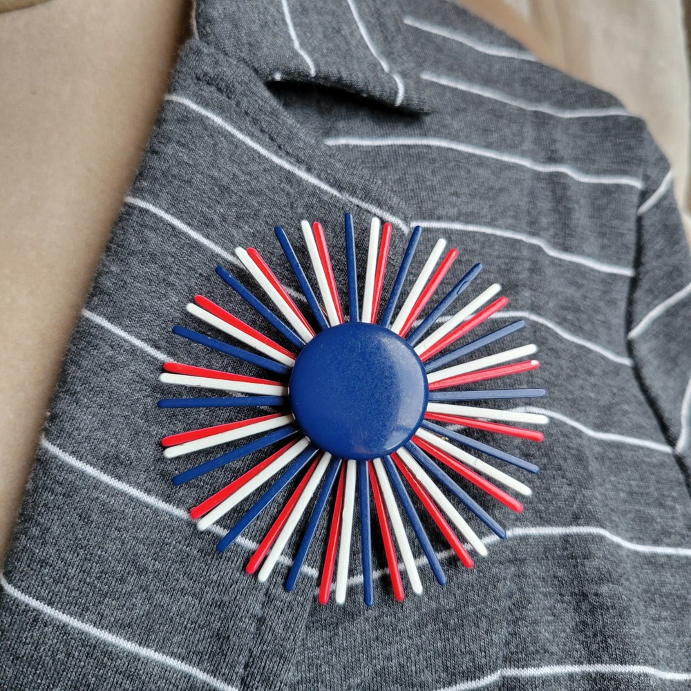 Vintage 1970s Pinwheel Starburst Brooch Red White Blue Enameled Metal Pin - Picture 6 of 8
